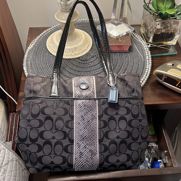 Classic black and grey snake skin accent - Picture 3 of 6